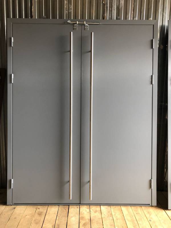 Серая двупольная дверь с доводчиками Серая двупольная дверь с доводчиками