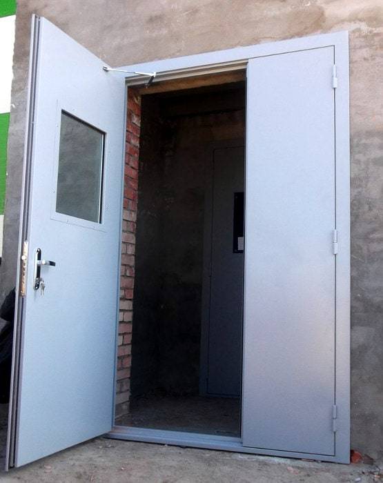 Полуторапольная техническая дверь