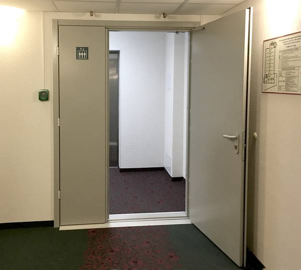 Пожаростойкая дверь в торговом комплексе