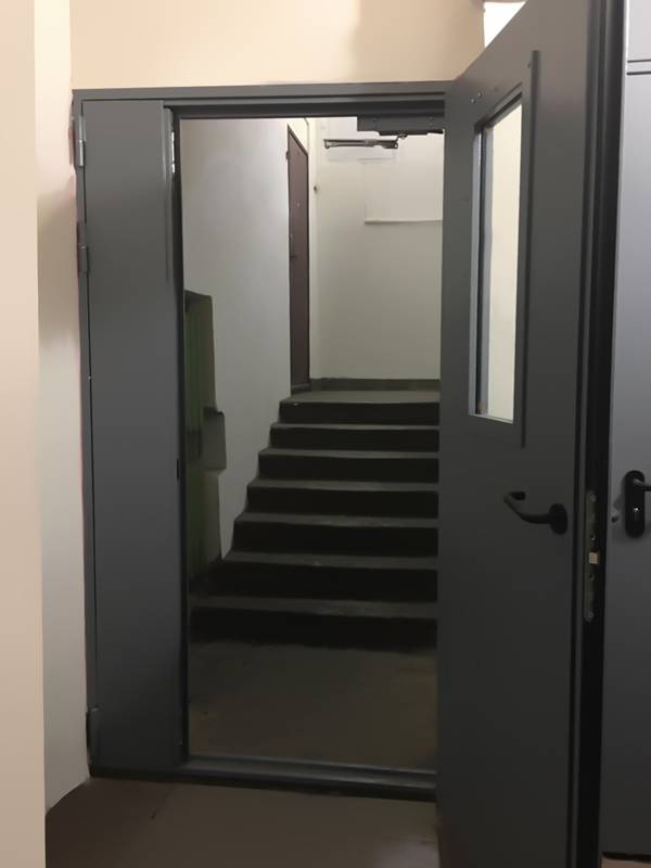 Полуторная остекленная дверь (жилой дом, переулок Расковой)