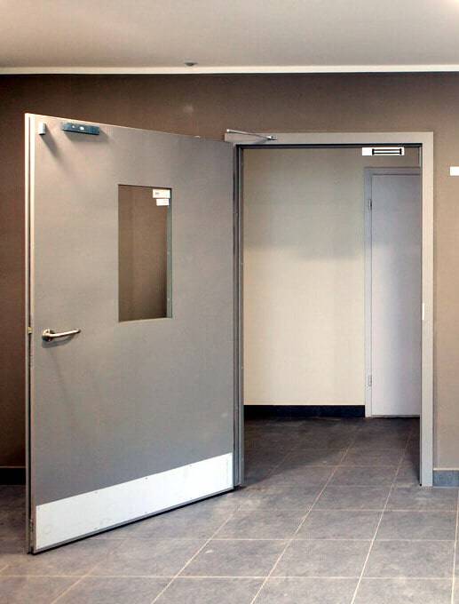 Техническая дверь с магнитным замком